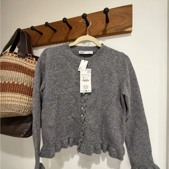 Zara Gray Crewneck Button-Front Scallop Hem Cardigan - Picture 2 of 6